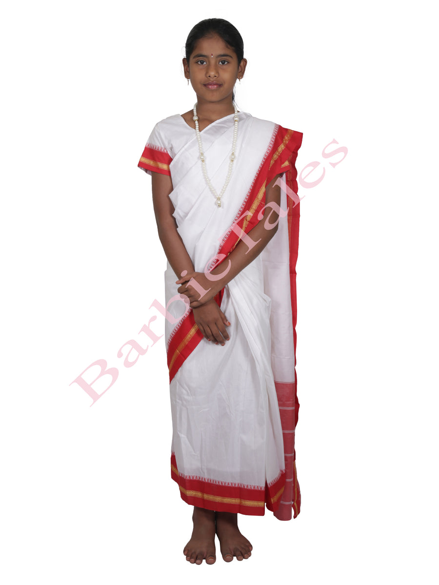 Close up of a teenage wearing traditional Bengali dress and smiling,  selective focusing Stock Photo - Alamy